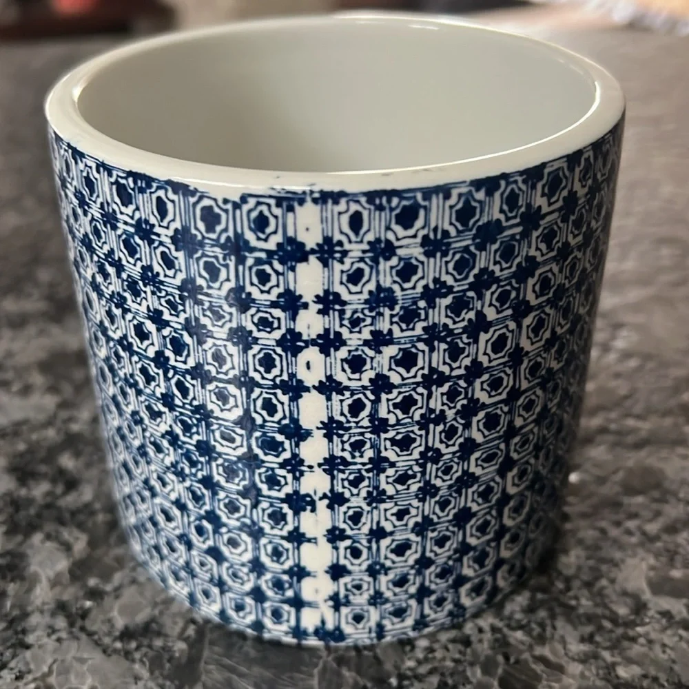 Bjørn Wiinblad for Nymølle North Nord Denmark Blue Flower Ceramic Pot 3022-697